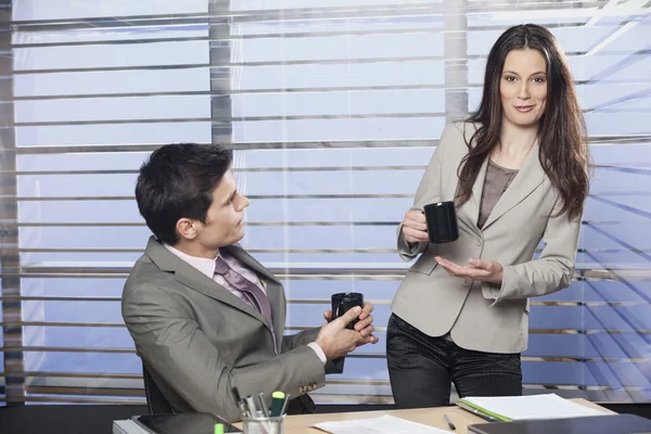 Trabajadores de oficina en coffee break — Foto de Stock