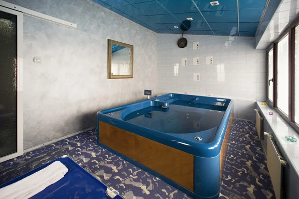 Grande banheira de hidromassagem no centro de spa do hotel — Fotografia de Stock