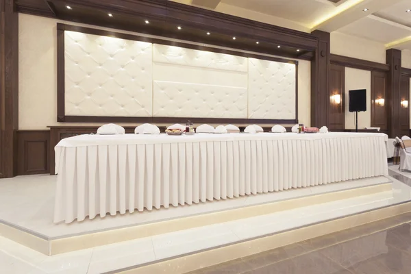 Главный стол для главных гостей в банкетном зале — стоковое фото