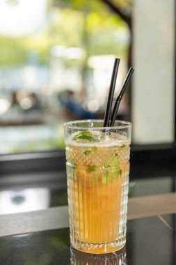 Bardakta portakal kokteyli.