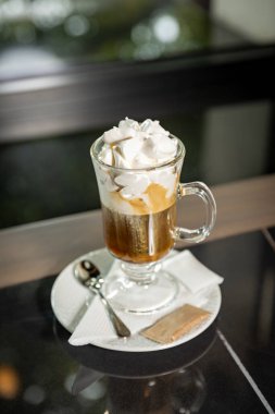 Lokantadaki ahşap masada kremalı kahve.