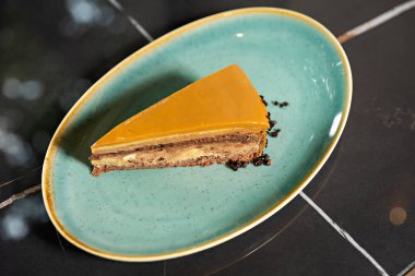 Tabakta servis edilen çikolatalı karamel keki.