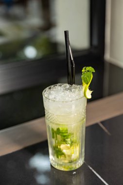 Mermer tezgahta bardakta mojito kokteyli.