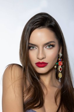 Makyajlı güzel bir genç kadının moda portresi.
