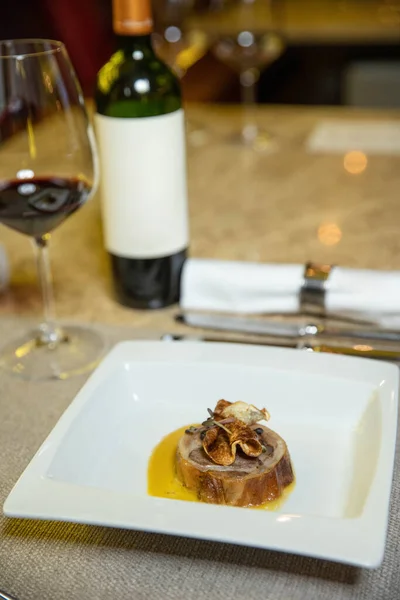 高級レストランの皿の上で ワインと共に提供される料理 — ストック写真