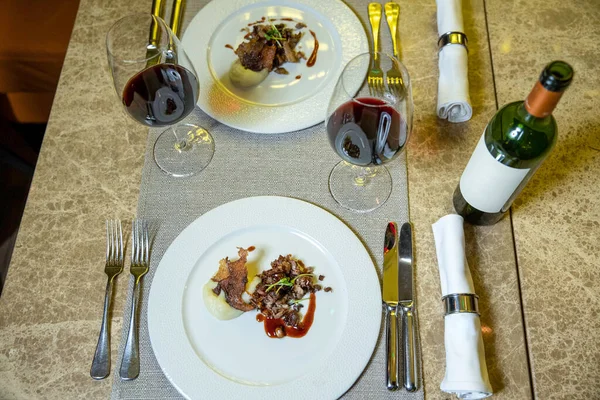 高級レストランの皿の上で ワインと共に提供される料理 — ストック写真