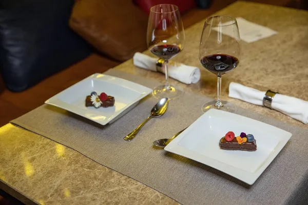 Chokladkaka Dekorerad Med Frukt Och Blomma Serveras Ett Bord Restaurangen — Stockfoto
