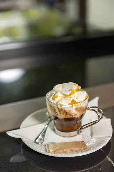 Café Crème Servi Sur Une Table Bois Dans Restaurant — Photo