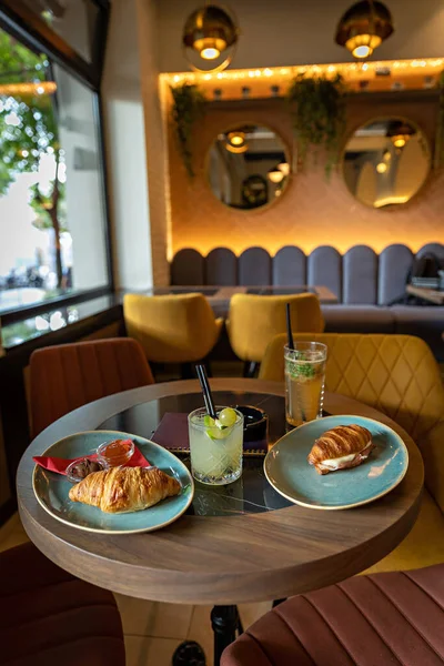 Petit Déjeuner Servi Sur Une Table Restaurant — Photo