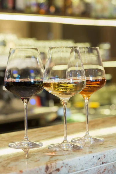 Rött Rosa Och Vitt Vin Glas Bardisken Restaurangen — Stockfoto