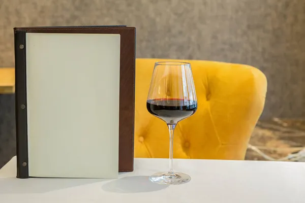 Rött Vin Glas Restaurangbordet — Stockfoto