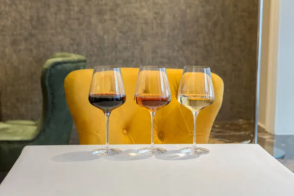Rött Rosa Och Vitt Vin Glas — Stockfoto
