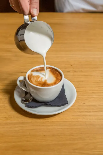 Cappuccino Maken Melk Koffie Gieten — Stockfoto