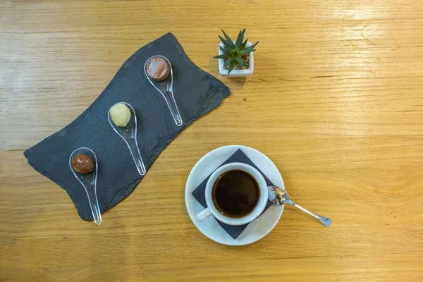 Desserts Chocolat Servis Avec Café Sur Une Table Restaurant — Photo