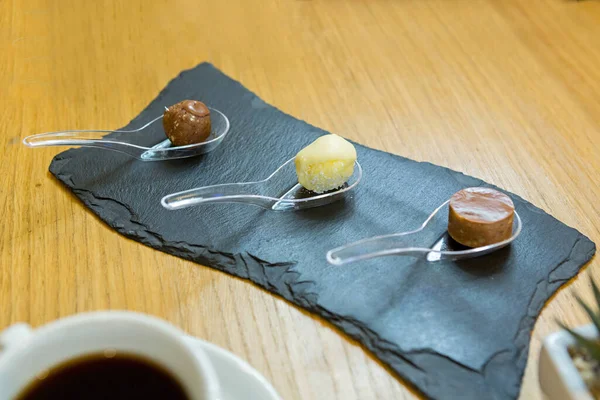 Chokladdesserter Serveras Med Kaffe Ett Restaurangbord — Stockfoto