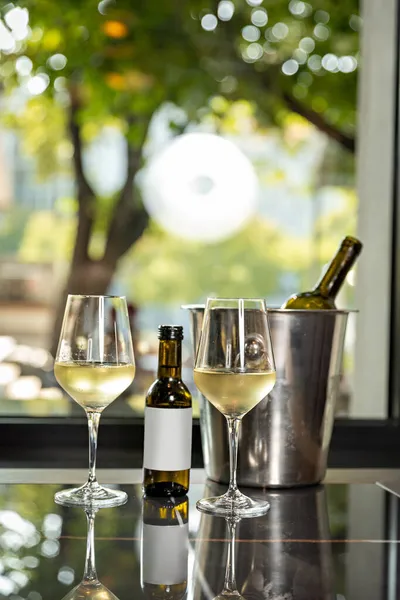 Vitt Vin Serverat Ett Restaurangbord — Stockfoto
