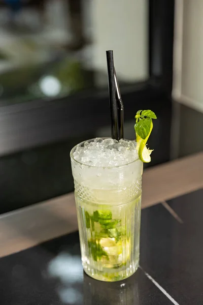 Mojito Cocktail Een Glas Een Marmeren Toonbank — Stockfoto