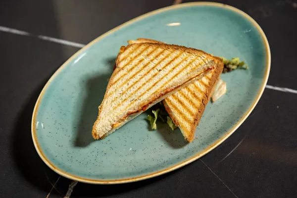 Поджаренный Сэндвич Голубой Тарелке — стоковое фото