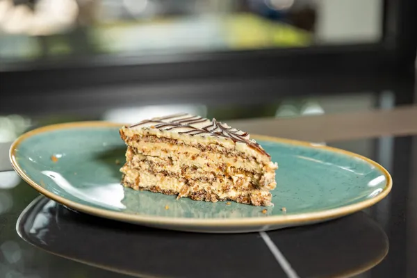 Gâteau Aux Noix Vanille Servi Sur Une Assiette Bleue — Photo