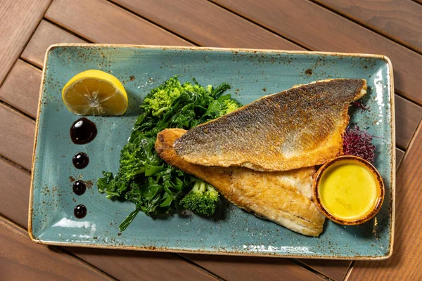 Głęboko Smażone Ryby Podawane Gotowanymi Warzywami — Zdjęcie stockowe