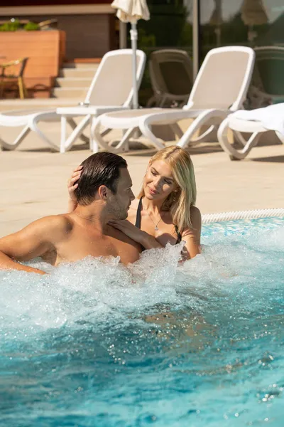 Attractive Young Couple Relaxing Hotel Swimming Pool — Stock Photo, Image