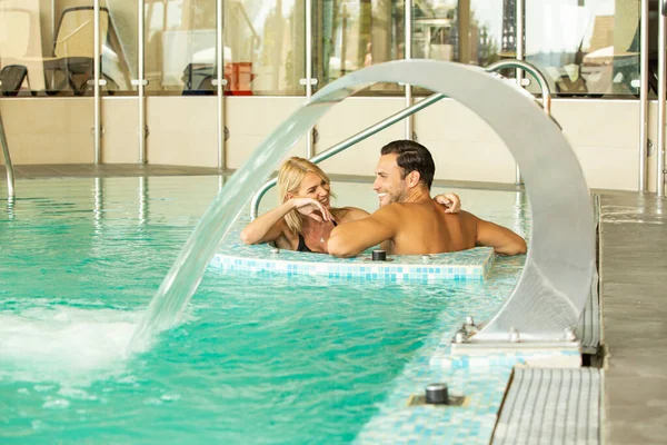 Atractiva Pareja Joven Relajándose Piscina Cubierta Del Hotel — Foto de Stock