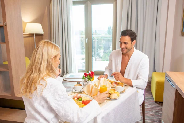 Šťastný Pár Snídaní Hotelovém Pokoji — Stock fotografie