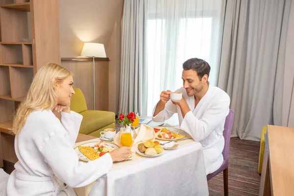 Счастливая Пара Завтракает Номере Отеля — стоковое фото