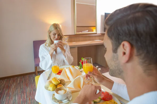 Glückliches Paar Frühstückt Hotelzimmer — Stockfoto