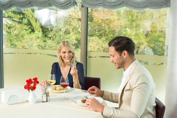 Couple Attrayant Déjeuner Dans Restaurant Hôtel — Photo