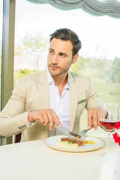 Homem Atraente Almoçando Restaurante Hotel — Fotografia de Stock