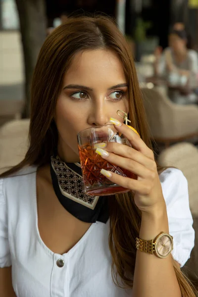 カフェバーでカクテルを飲む美しい若い女性 — ストック写真