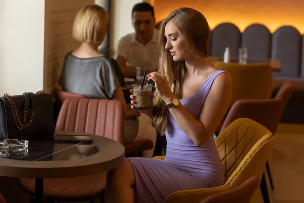 レストランで一人でコーヒーを飲む美しい若い女性 — ストック写真