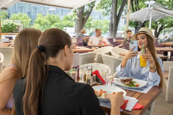 Amis Prenant Des Photos Dans Restaurant Extérieur — Photo