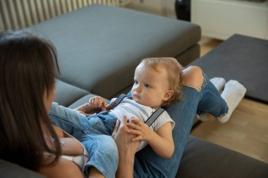 genç annenin bebeği ile oynama