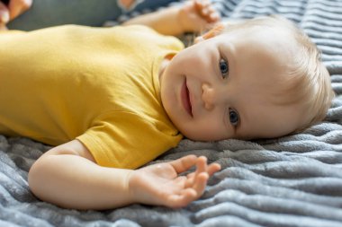 Sevimli mavi gözlü bebek gülümsüyor