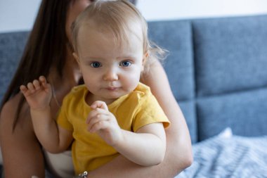 Sevimli mavi gözlü bebek gülümsüyor