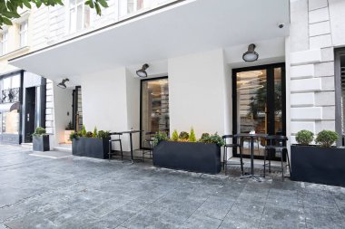 Küçük bir şehir oteline giriş.