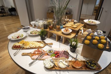 Kahvaltı bir otel restoranında büfede servis edilir.