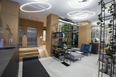 Mermer zemini olan bir otel lobi kafesinin içinde.