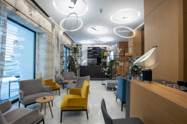 Otel kafeteryasında ahşap bar tezgahı.