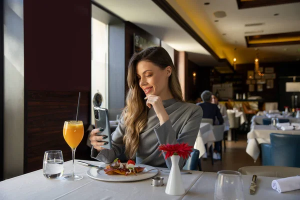 Красивая Женщина Помощью Смартфона Ресторане — стоковое фото