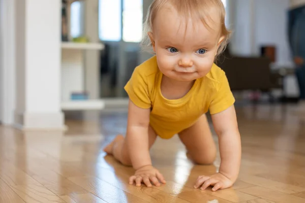 Prachtig Blauw Oog Baby Kruipend — Stockfoto