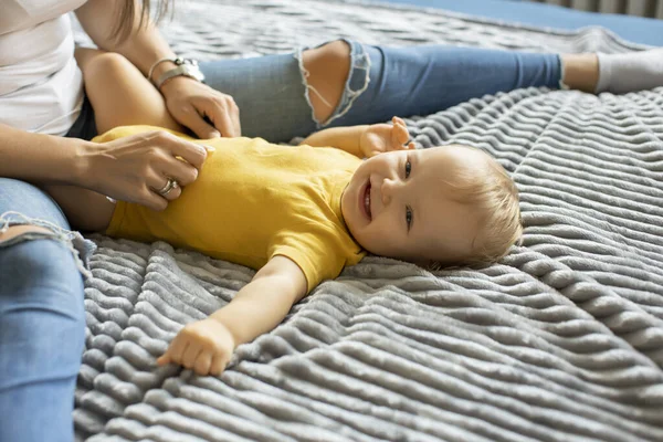 Adorable Bebé Ojos Azules Sonriendo — Foto de Stock