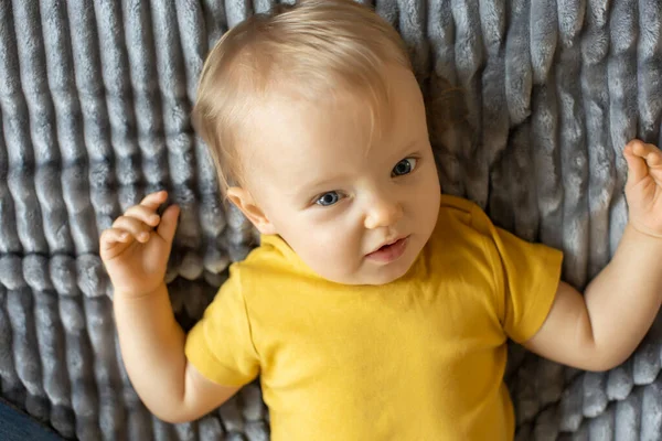 Adorabile Bambino Dagli Occhi Azzurri Sorridente — Foto Stock