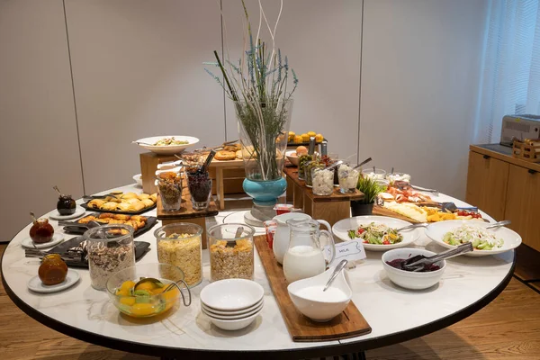 Petit Déjeuner Servi Sur Une Table Ronde Dans Restaurant Hôtel — Photo