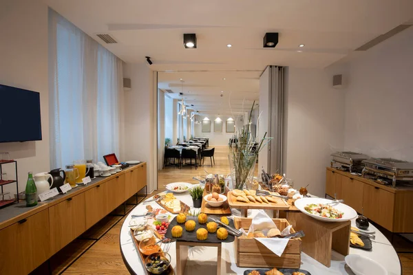 Desayuno Servido Una Mesa Buffet Redonda Restaurante Del Hotel — Foto de Stock