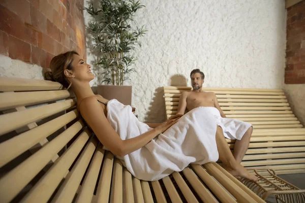 Terapia Salina Bonito Casal Jovem Relaxante Cabine Sal — Fotografia de Stock