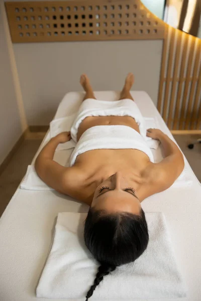 Vrouw Liggend Een Bed Bereid Voor Massage — Stockfoto