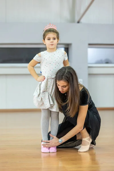 Young Trainer Ballet School Helps Young Ballerinas Perform Different Choreographic — Stock Photo, Image